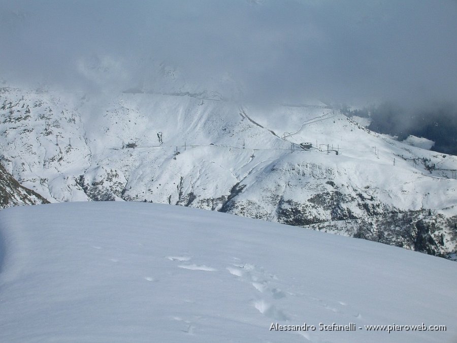 07 Rif. Cà S.Marco e strada verso il passo.JPG